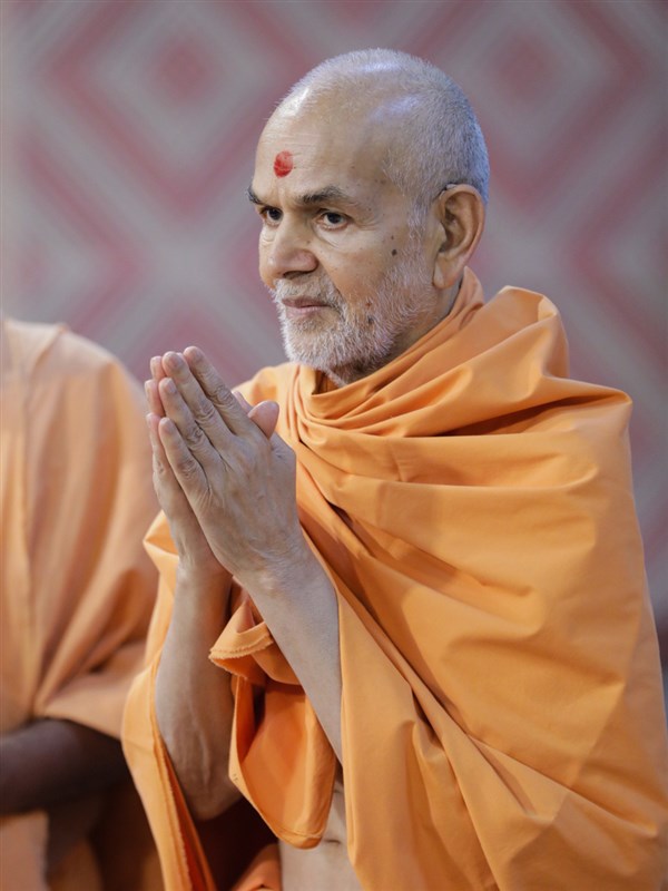 Swamishri greets devotees with 'Jai Swaminarayan' in the evening