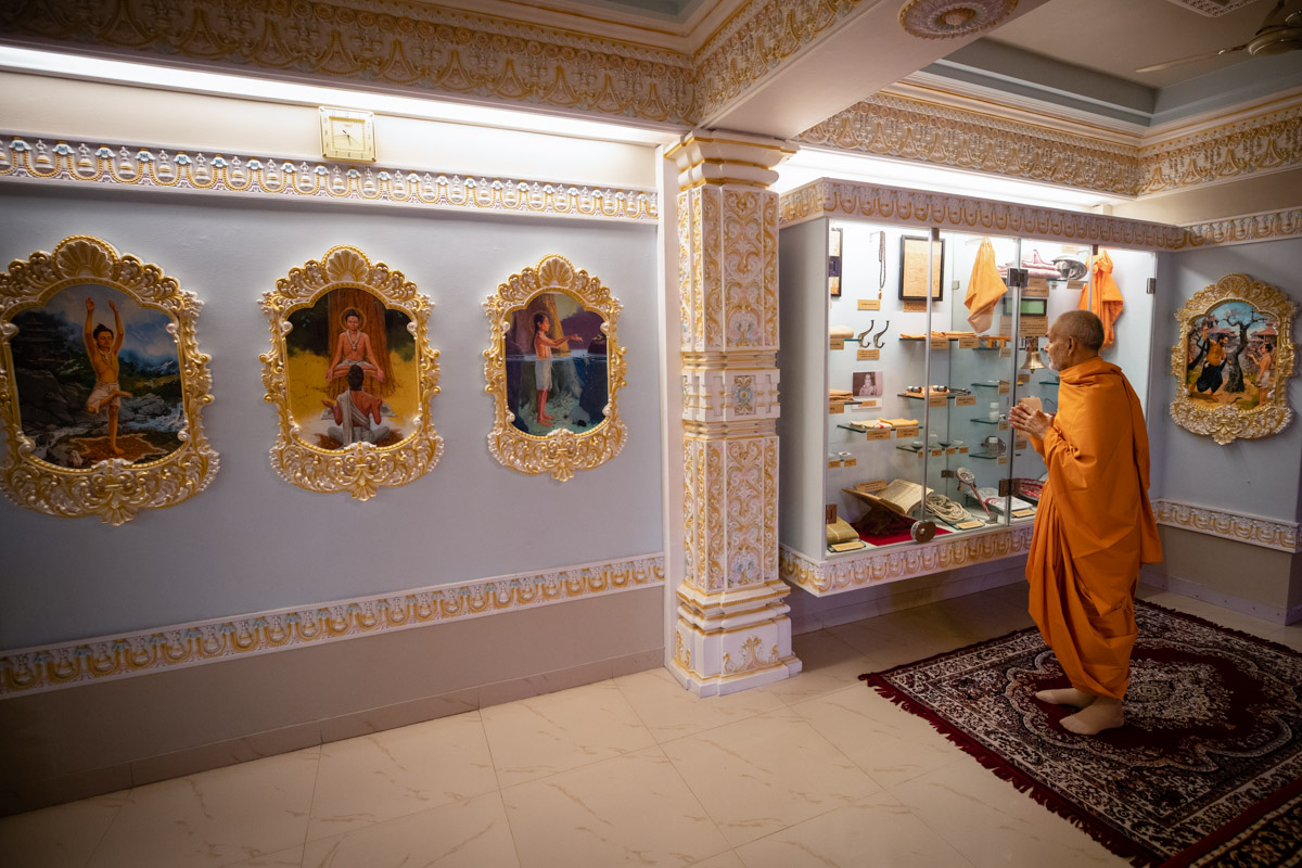 Swamishri engrossed in darshan of holy relics of Shri Guru Parampara