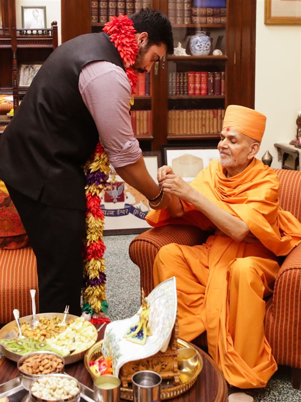 Swamishri ties nadachhadi to Shri Jaiveerrajsinh Gohil, Yuvraj of Bhavnagar