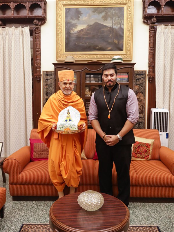 Shri Jaiveerrajsinh Gohil with Swamishri