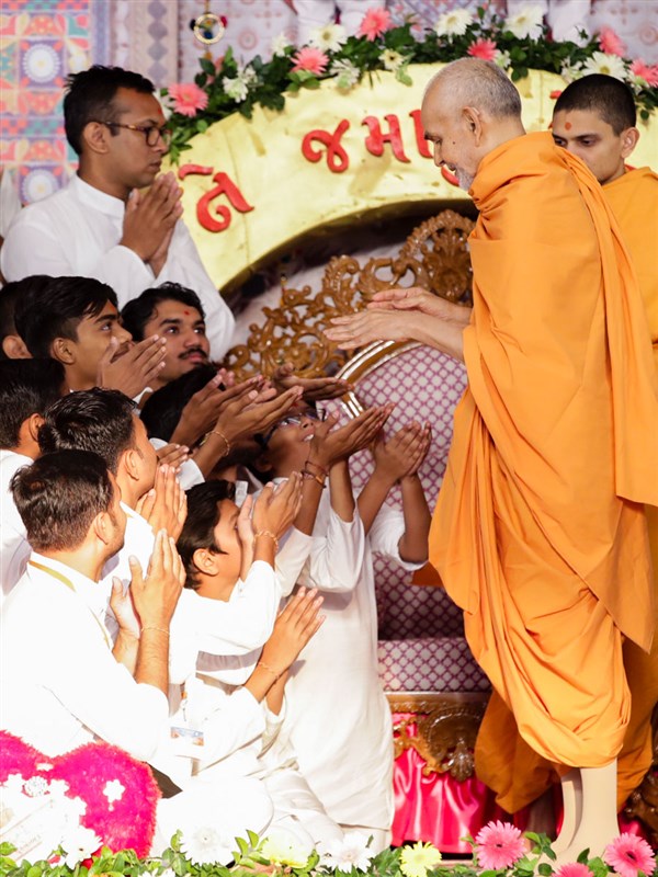 Swamishri blesses children and youths