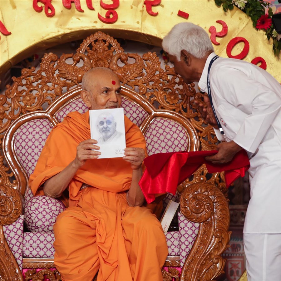 Swamishri inaugurates the new 2019 Akshar Diary