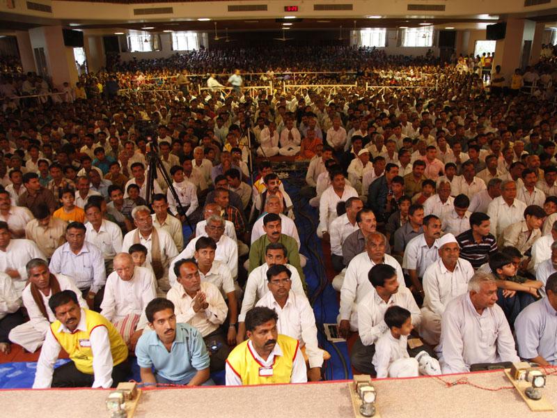 Devotees during the Sunday satsang assembly