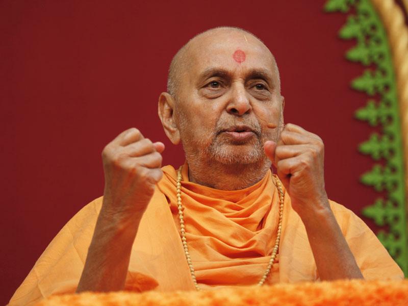 Swamishri blesses the Sunday assembly