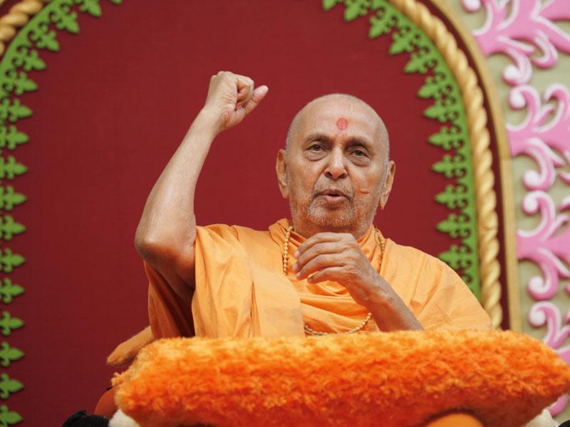 Swamishri blesses the Sunday assembly