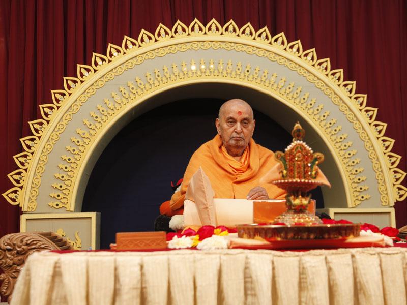 Swamishri perfroms his morning puja