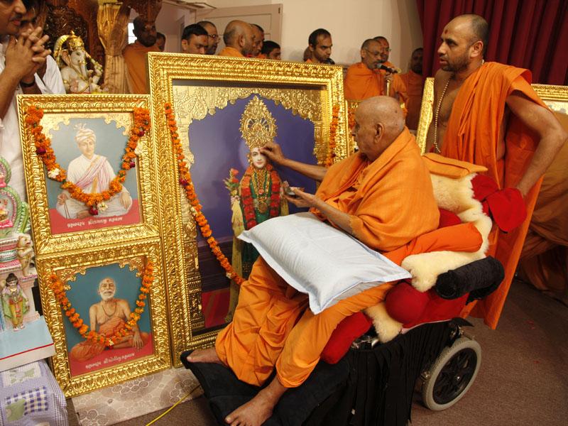Swamishri performs the pratishtha rituals 