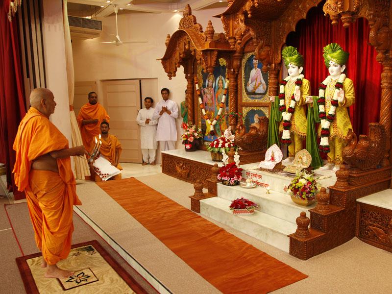 Swamishri performs arti