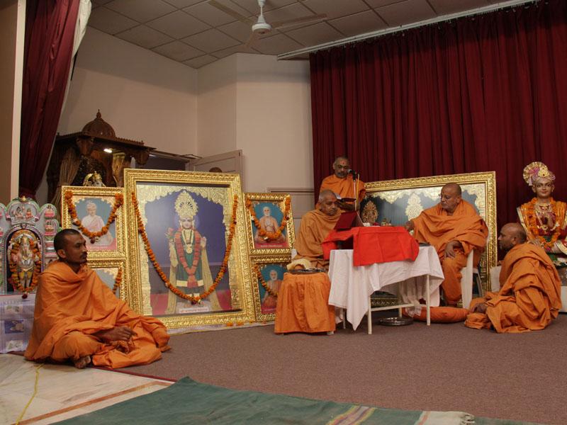 Pujya Ishwarcharan Swami performs the pratishtha mahapuja