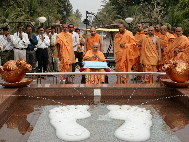 Swamishri before a replica of the holy footprints of Bhagwan Swaminarayan