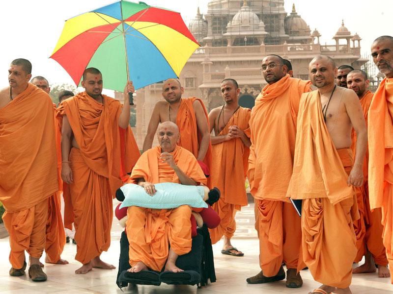 Swamishri observes the complex