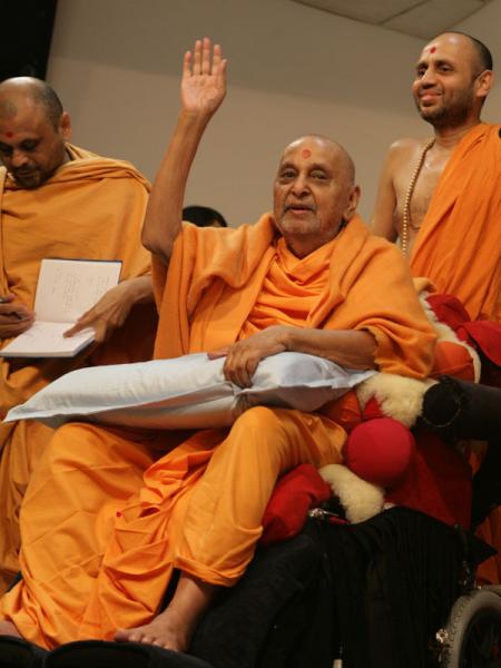 Swamishri blesses devotees from Bavla