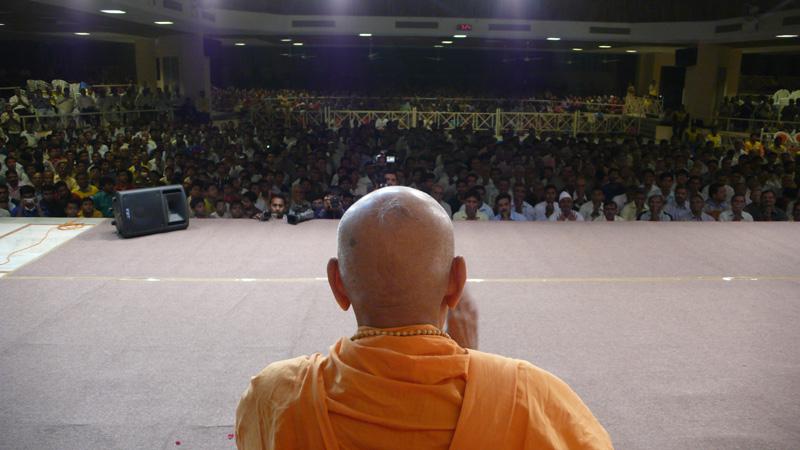 Swamishri bids Jai Swaminarayan to devotees 