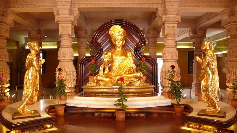 Darshan of Bhagwan Swaminarayan in main sanctum of mandir