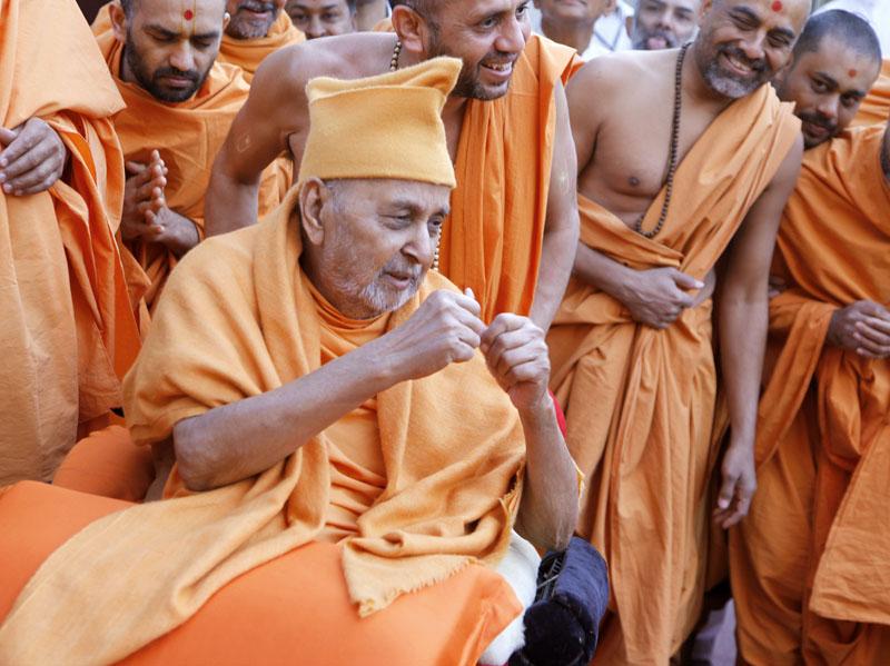 Swamishri blesses sadhus after pilgrimaging on foot from Ahmedabad to Gandhinagar