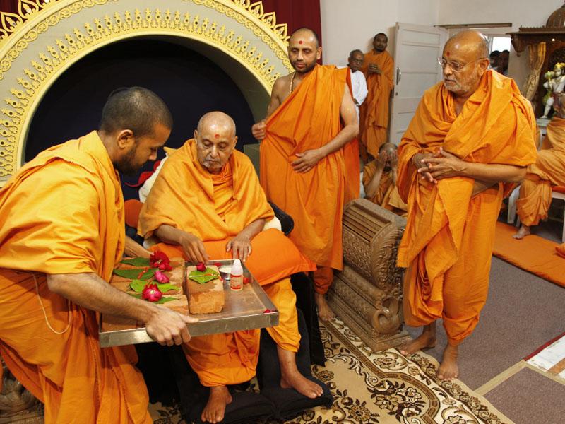Swamishri performs pujan of bricks of BAPS hari mandir, Ambavadi (Ahmedabad)