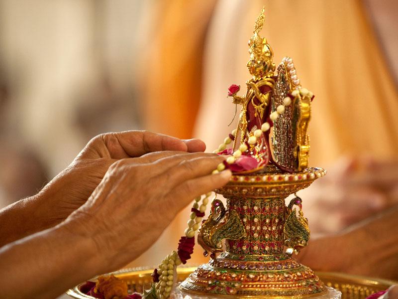 Swamishri touches the holy feet of Shri Harikrishna Maharaj