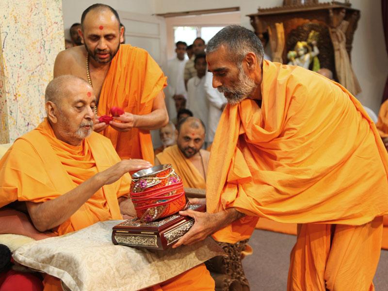 Swamishri receives and sanctifies a kalash