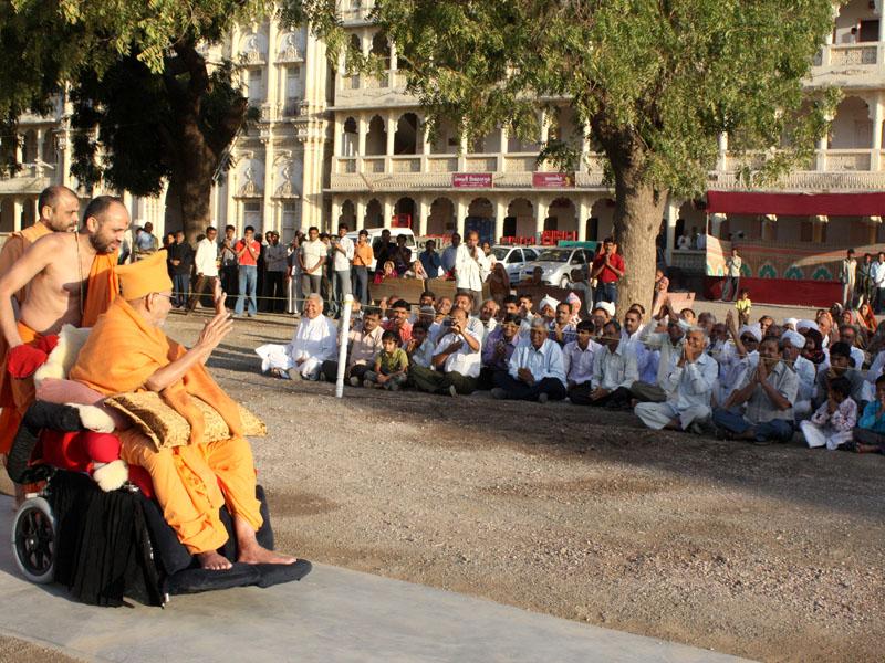Swamishri bids Jai Swaminarayan to sadhus and devotees