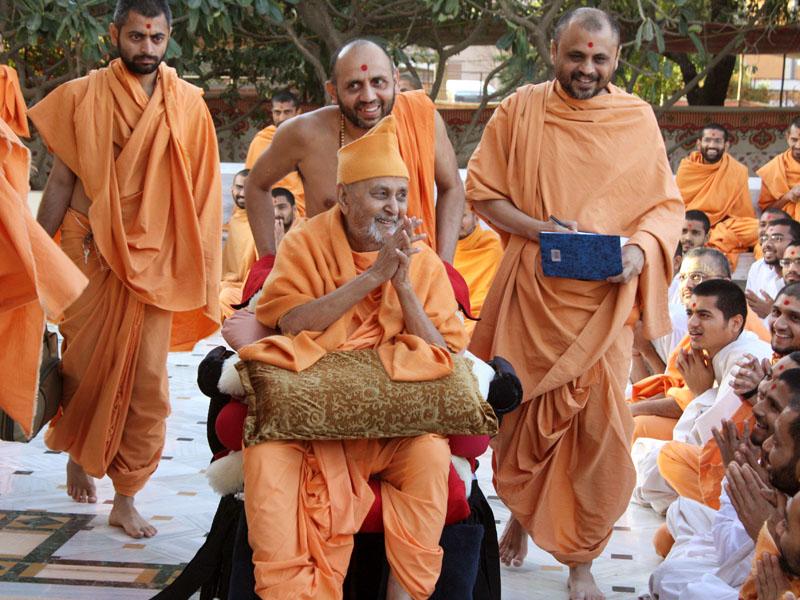 Swamishri bids Jai Swaminarayan to sadhus and devotees