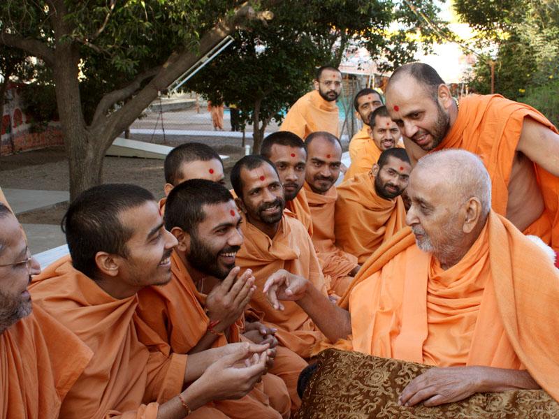 Swamishri bids Jai Swaminarayan to sadhus and parshads at Yagnapurush Smruti Mandir