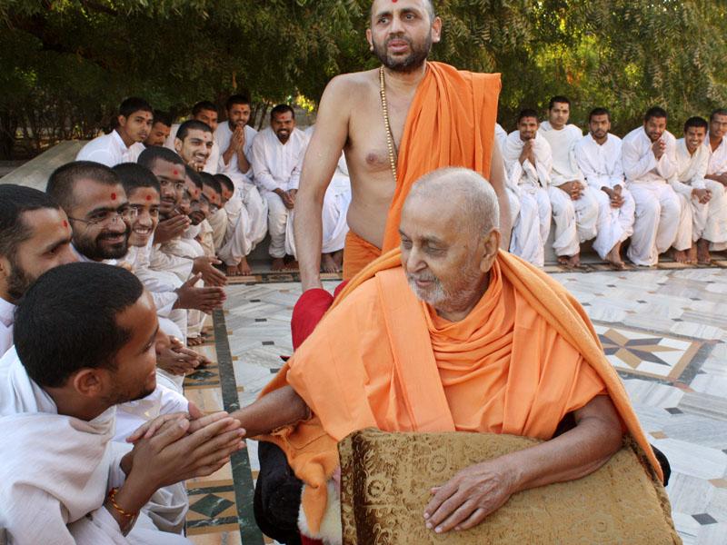 Swamishri bids Jai Swaminarayan to sadhus and parshads at Yagnapurush Smruti Mandir