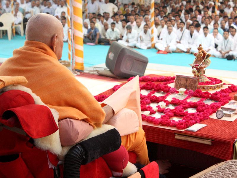 Shri Harikrishna Maharaj during Swamishri's morning puja