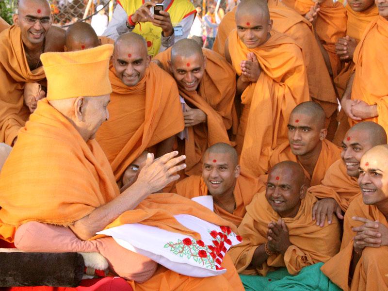 Swamishri blesses sadhus ...
