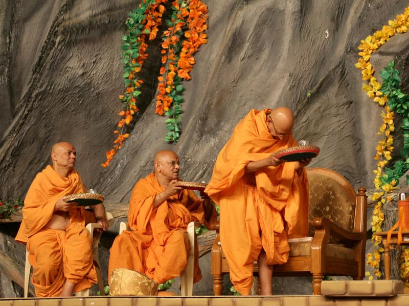  Swamishri and senior sadhus perform arti of Shri Harikrishna Maharaj