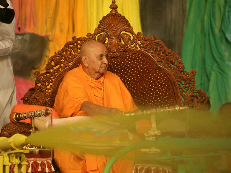 Swamishri showers sanctified colored water on sadhus 