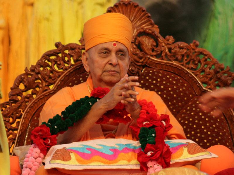 Senior sadhus honor Swamishri