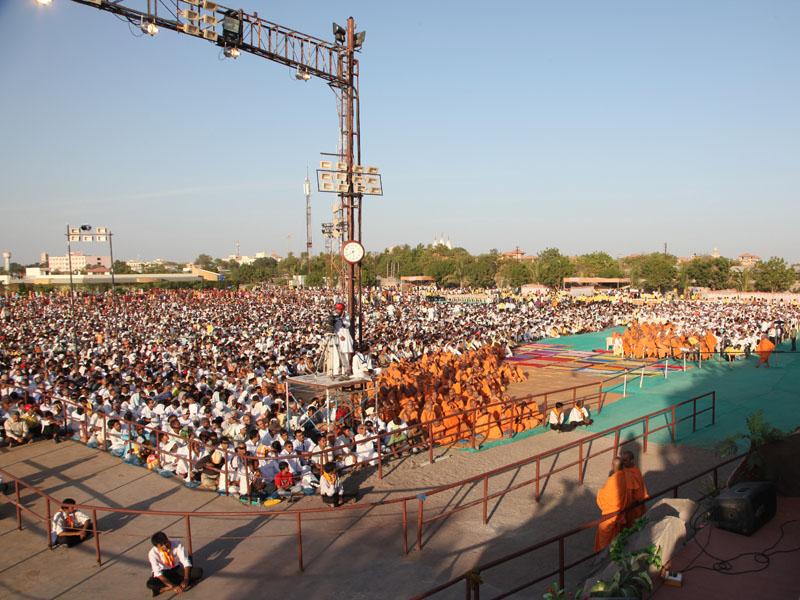 Devotees during the Pushpadolotsav assembly
