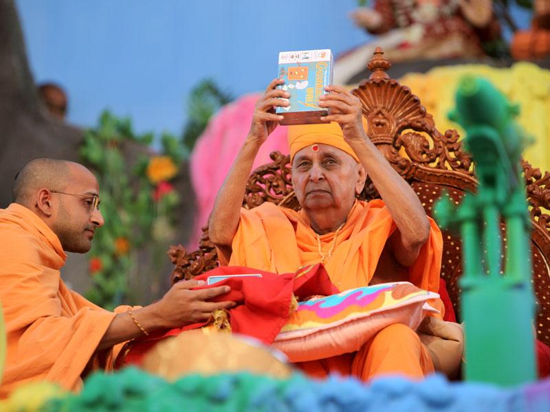 Swamishri inaugurates new publications by Swaminarayan Aksharpith