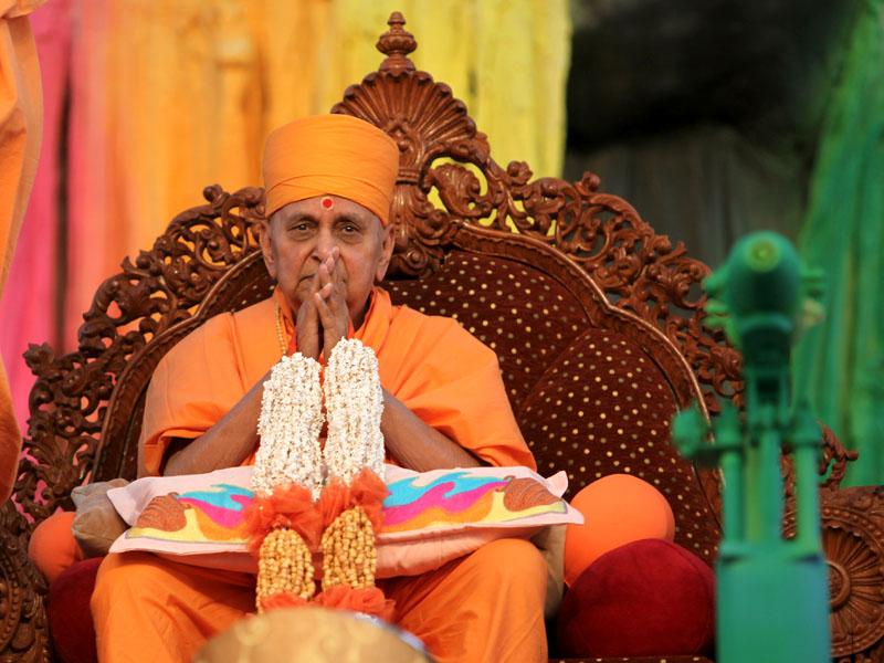 Senior sadhus honor Swamishri
