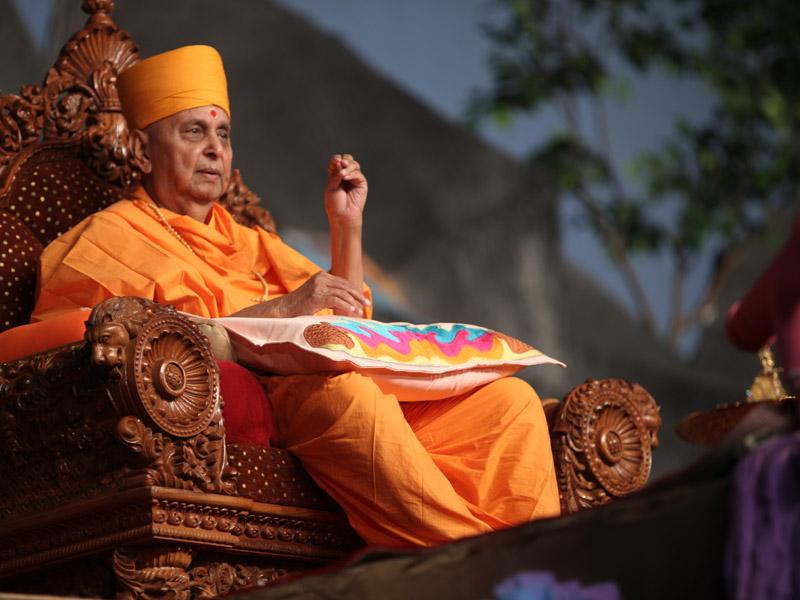  Swamishri blesses the assembly