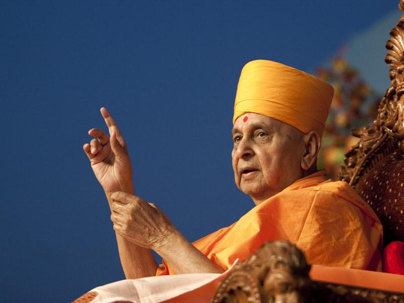  Swamishri's divine gestures during kirtan