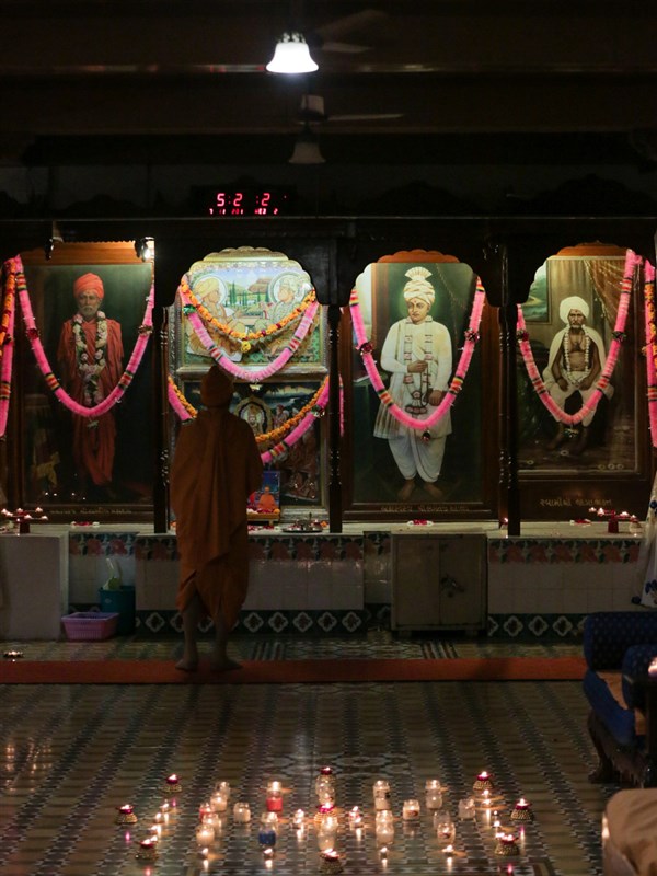 Swamishri engrossed in darshan in the sabha mandap