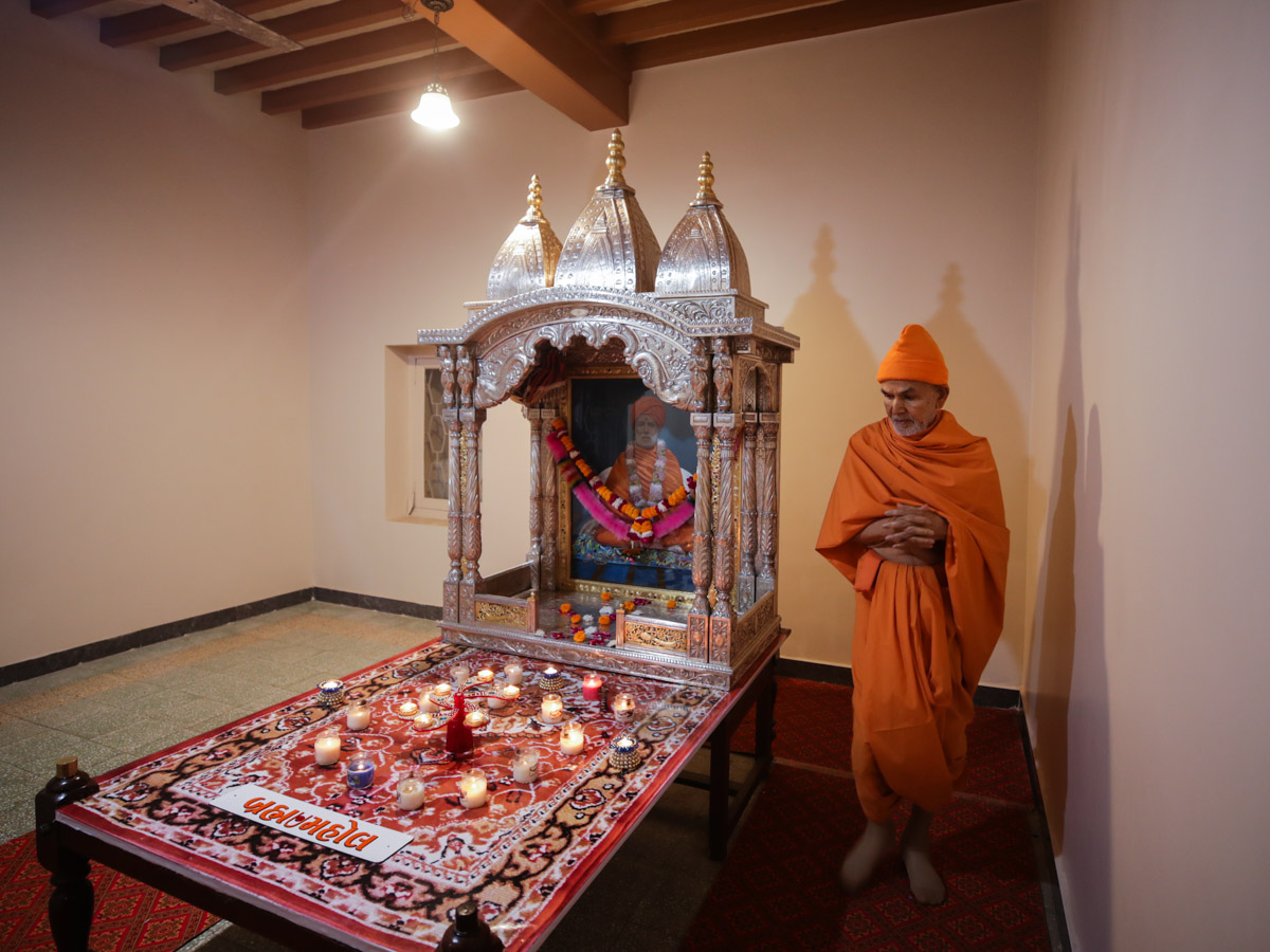 Swamishri performs pradakshina in the room of Brahmaswarup Shastriji Maharaj