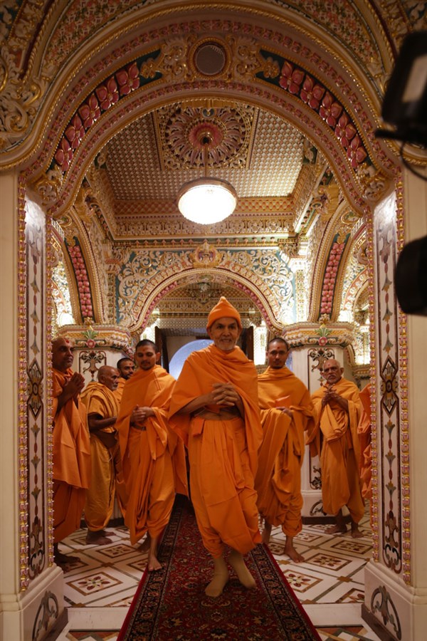 Swamishri arrives in the Akshar Deri