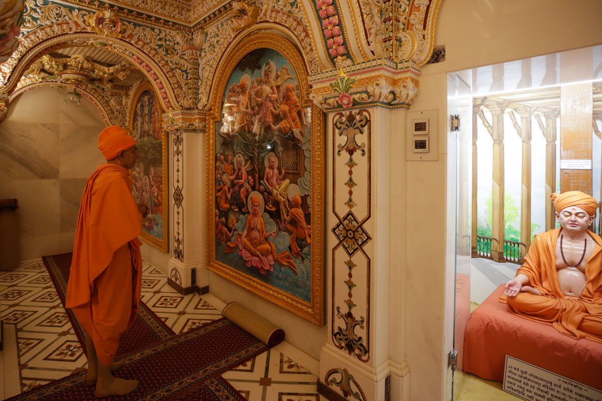Swamishri observes paintings in the Akshar Deri