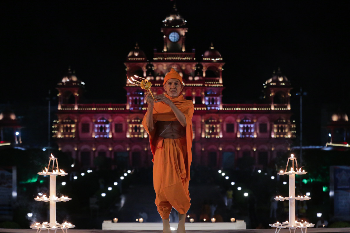 Swamishri performs the morning arti of the main mandir
