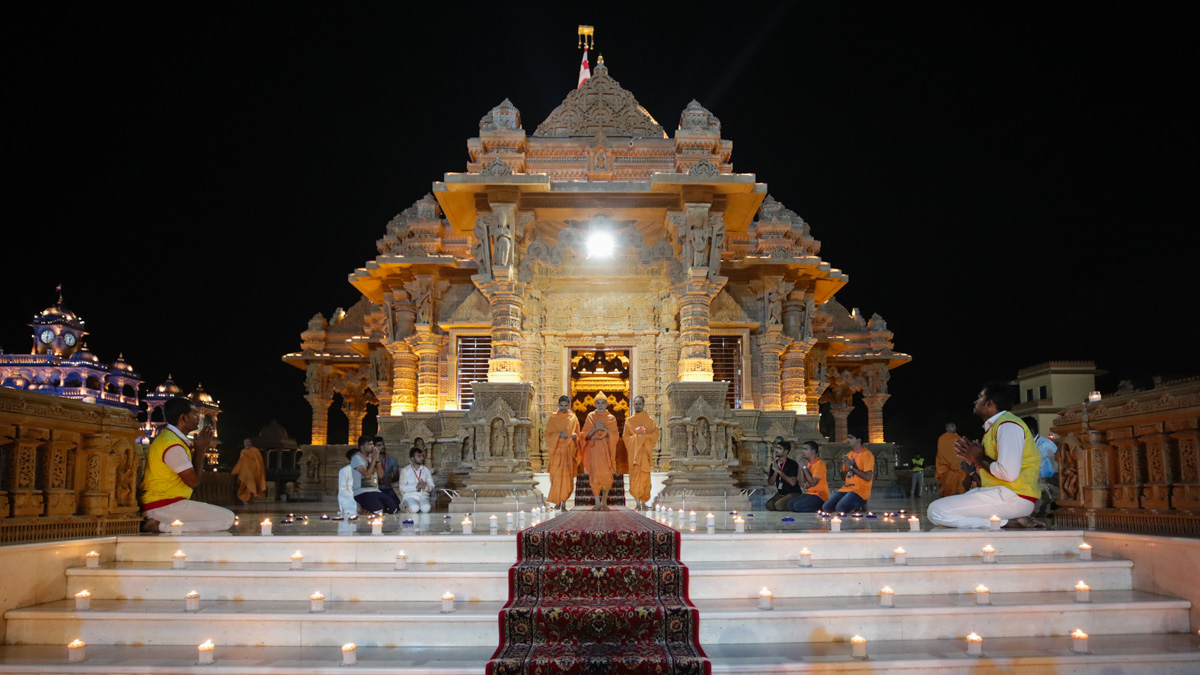 Swamishri after darshan in the Yogi Smruti Mandir