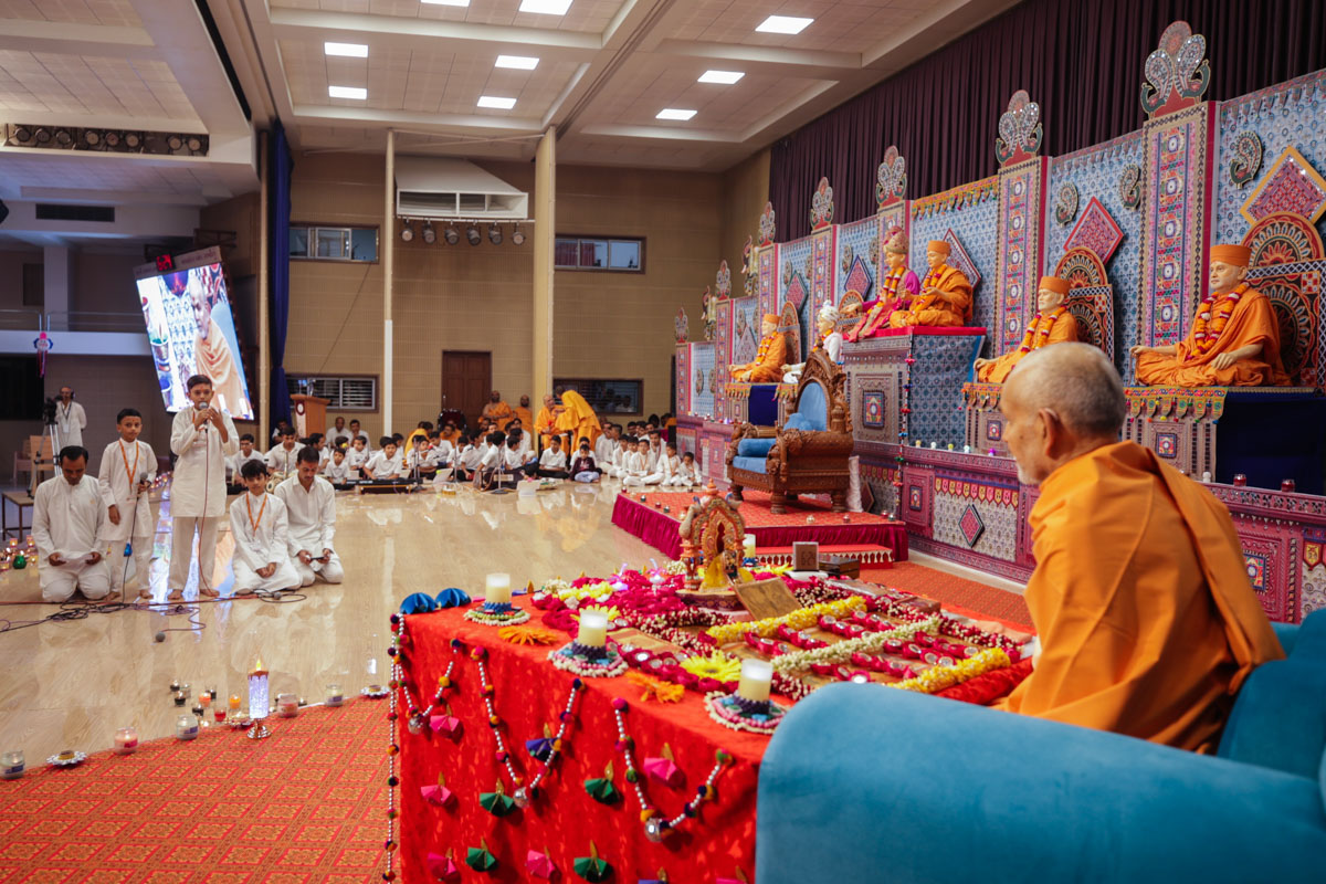 Children present mukhpath before Swamishri