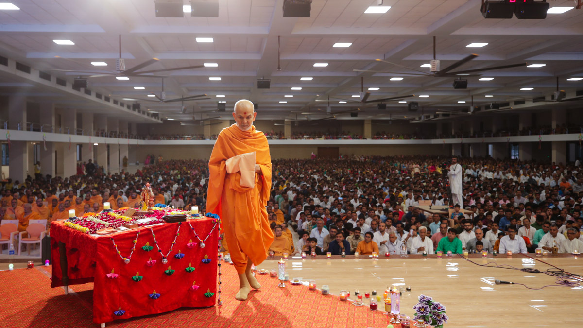 Swamishri performs the pradakshina