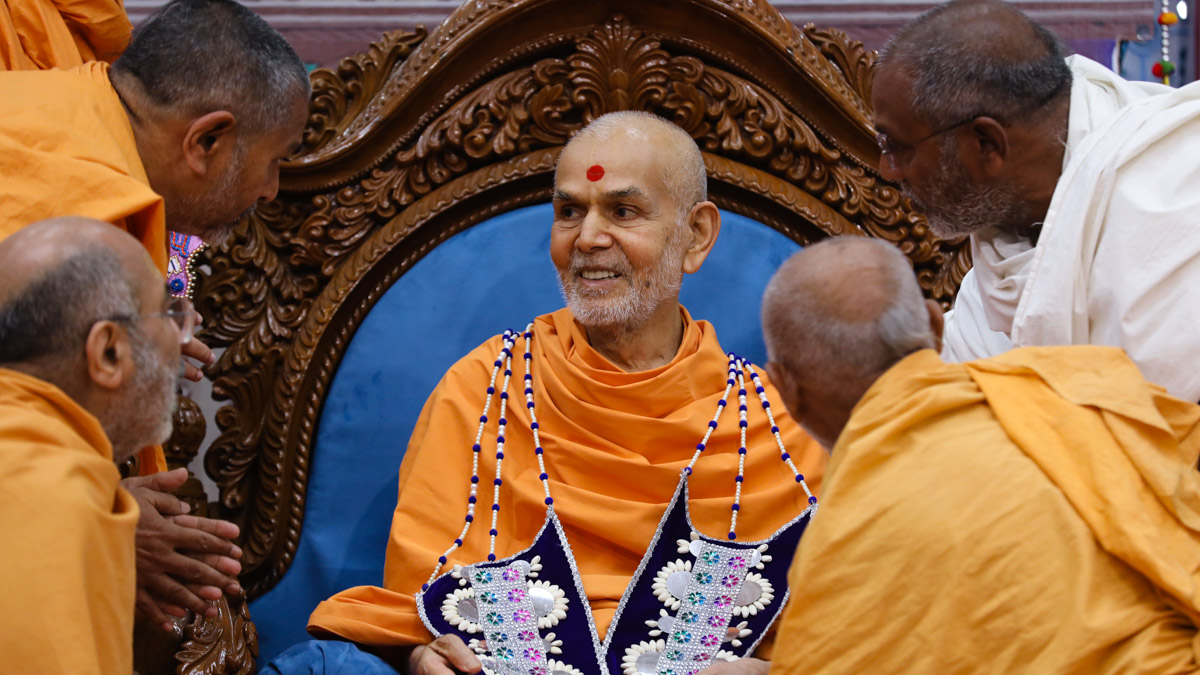 Swamishri converses with sadhus