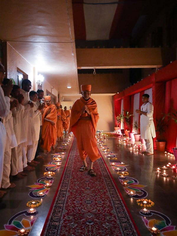 Param Pujya Mahant Swami Maharaj on his way for Chopda Pujan mahapuja