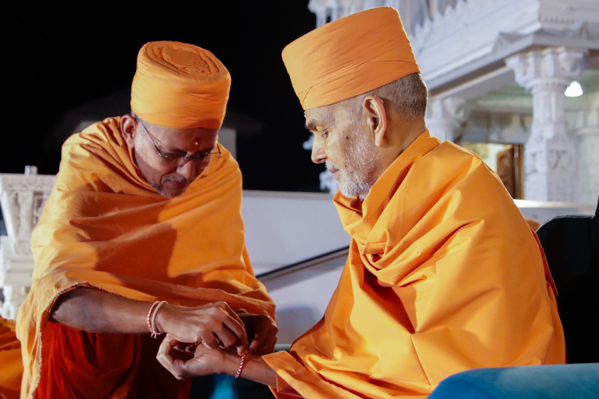 Divyapurush Swami ties nadachhadi to Swamishri