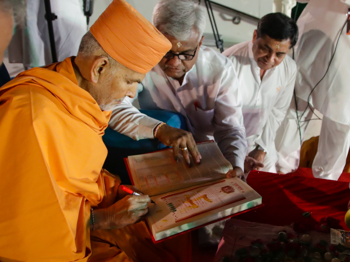 Swamishri sanctifies an account book