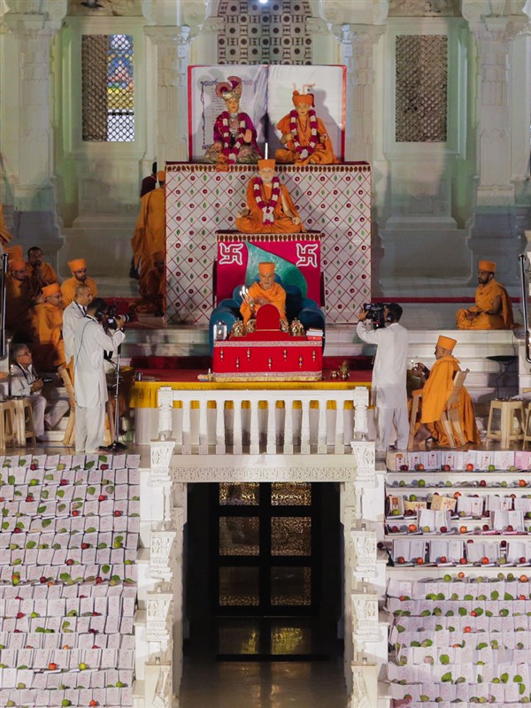 Swamishri performs Chopda Pujan arti
