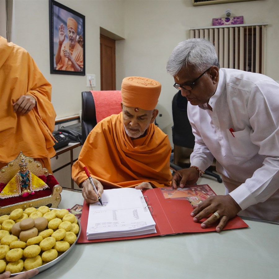 Swamishri sanctifies account books of BAPS Shri Swaminarayan Mandir, Gondal